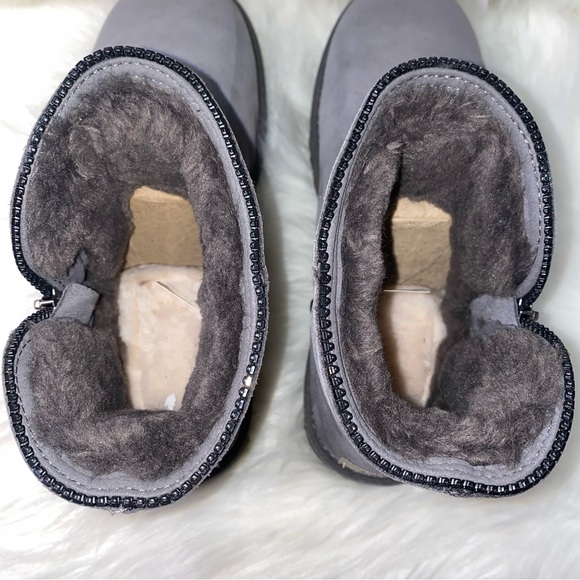 UGG Boots size 10 New in box - Picture 9 of 15